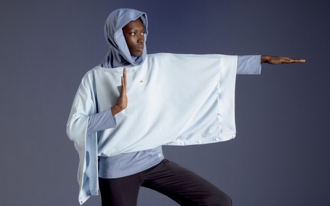 Обои картинки фото девушки, - темнокожие, балахон, капюшон, штаны, стойка