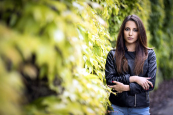 Картинка девушки -+брюнетки +шатенки брюнетка куртка жест