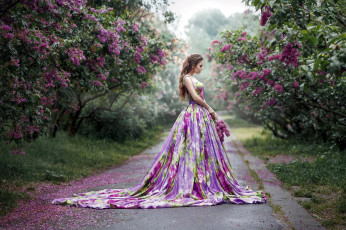 Картинка девушки -+брюнетки +шатенки парк весна сирень шатенка