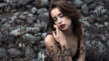 Картинка девушки -+брюнетки +шатенки брюнетка тату закрытые глаза жест