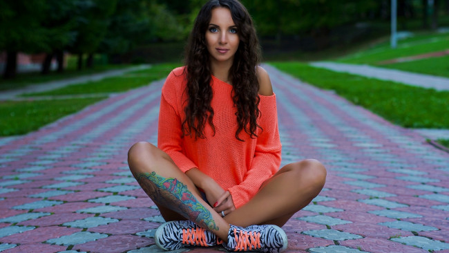 Обои картинки фото девушки, - брюнетки,  шатенки, тату, брюнетка, поза