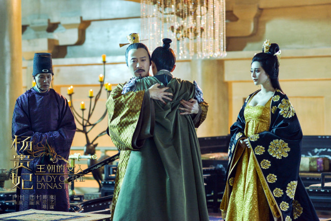 Обои картинки фото кино фильмы, lady of the dynasty, люби, объятия