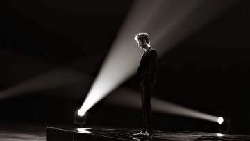 Картинка мужчины xiao+zhan актер костюм сцена лучи