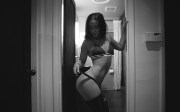 Картинка бестия девушки -+черно-белые девушка женщина брюнетка темноволосая сексуальная модель звезда позирует разная обувь верхняя стильная одежда нижнее эротическое бельё трусы лифчик колготки чулки аксессуары макияж и множество элементов на фотографии justin swain