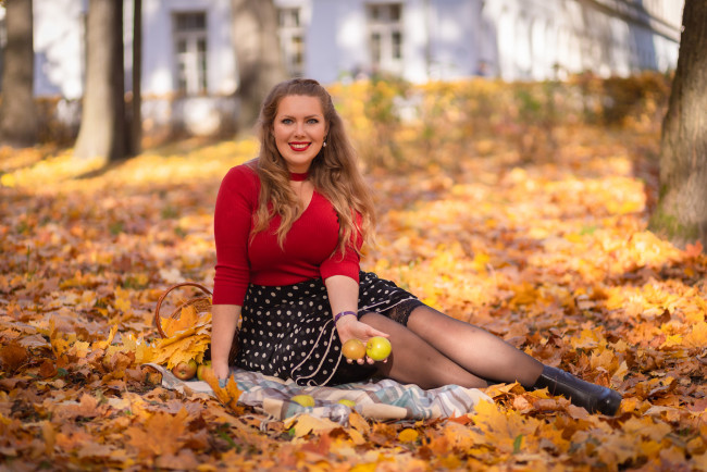 Обои картинки фото девушка - girl, девушки, - брюнетки,  шатенки, девушка, женщина, шатенка, темноволосая, сексуальная, модель, звезда, позирует, разная, обувь, верхняя, стильная, одежда, нижнее, эротическое, бельё, трусы, лифчик, колготки, чулки, аксессуары, макияж, и, множество, элементов, на, фотографии