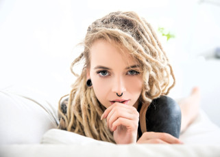 Картинка девушки -+лица +портреты блондинка лицо пирсинг