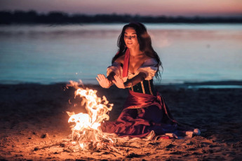 Картинка девушки анна+шаховская образ косплей наряд костер озеро