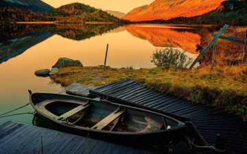 обоя корабли, лодки,  шлюпки, озеро, горы, лодка, мостки, закат
