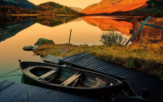 Обои картинки фото корабли, лодки,  шлюпки, озеро, горы, лодка, мостки, закат