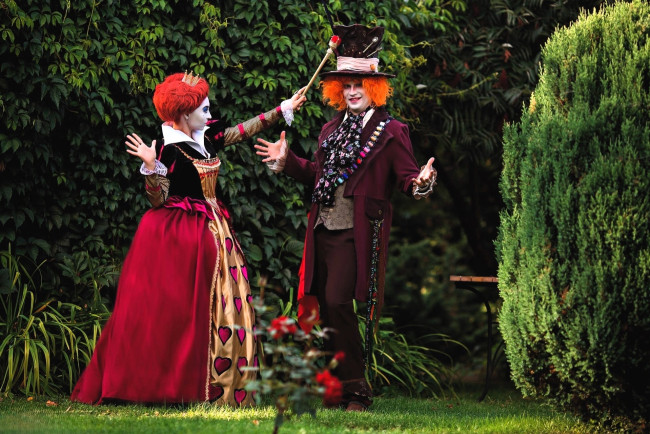 Обои картинки фото девушки, анна шаховская, косплей, образы, наряды, костюмы, королева, лужайка, шляпник, сад