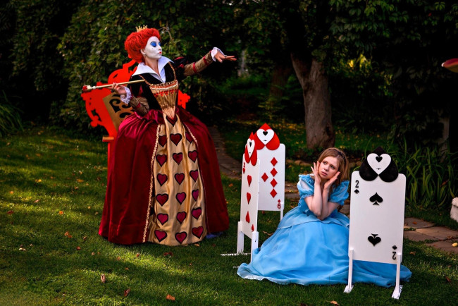 Обои картинки фото девушки, анна шаховская, косплей, образы, наряды, костюмы, королева, лужайка, алиса, карты