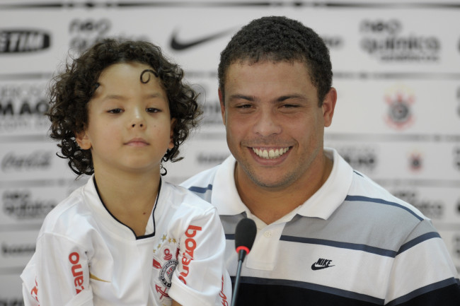 Обои картинки фото мужчины, ronaldo, lu&, 237, naz&, 225, rio, de, lima, роналдо, r9, corinthians, коринтианс, футбол, бразилец, brazil, футболист, форвард, улыбка, пресс-конференция, сын
