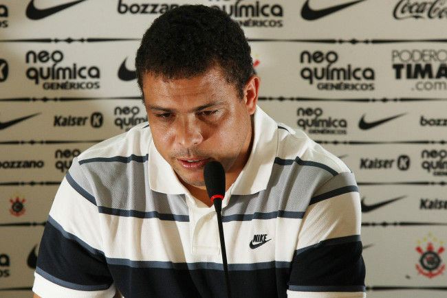 Обои картинки фото мужчины, ronaldo, lu&, 237, naz&, 225, rio, de, lima, роналдо, r9, corinthians, коринтианс, футбол, бразилец, brazil, футболист, форвард, печаль, карьера, конец, пресс-конференция