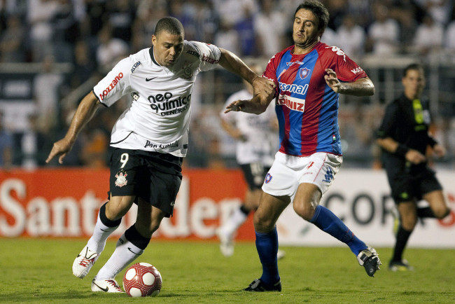 Обои картинки фото ronaldo, спорт, футбол, роналдо, r9, corinthians, коринтианс, сан-паулу, бразилец, brazil, футболист, форвард, финт