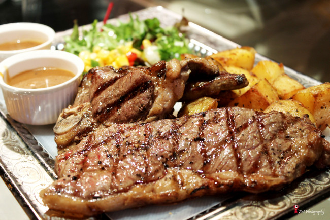 Обои картинки фото еда, мясные, блюда, мясо, гриль, картошка, соус