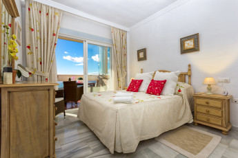 Картинка интерьер спальня кровать подушки