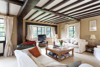 Картинка интерьер гостиная столик диваны балки