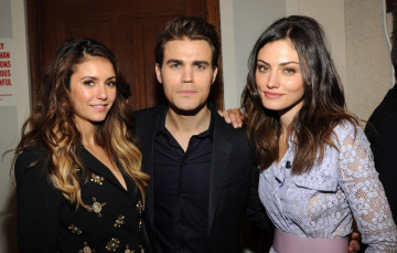 Картинка разное знаменитости звезды nina dobrev улыбки двери стена