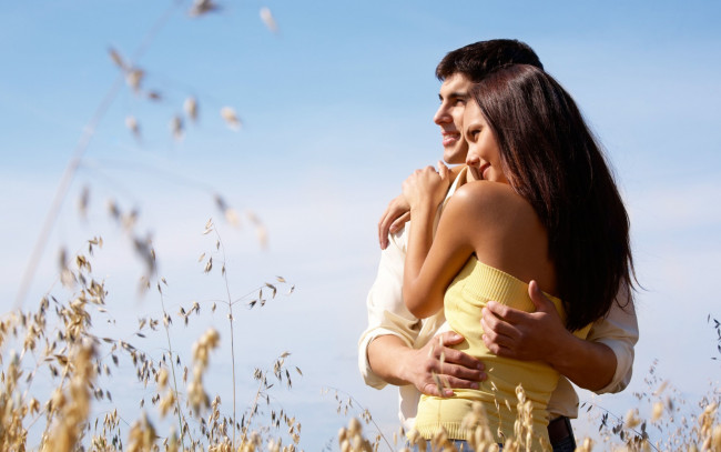 Обои картинки фото разное, мужчина женщина, брюнет, мужчина, улыбка, love, любовь, растение, объятия, влюбленные, брюнетка, пара, парень, женщина, девушка, природа