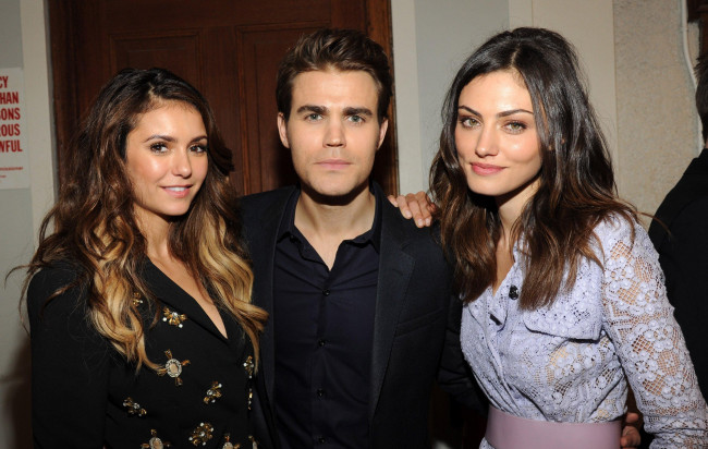 Обои картинки фото разное, знаменитости, звезды, nina, dobrev, улыбки, двери, стена