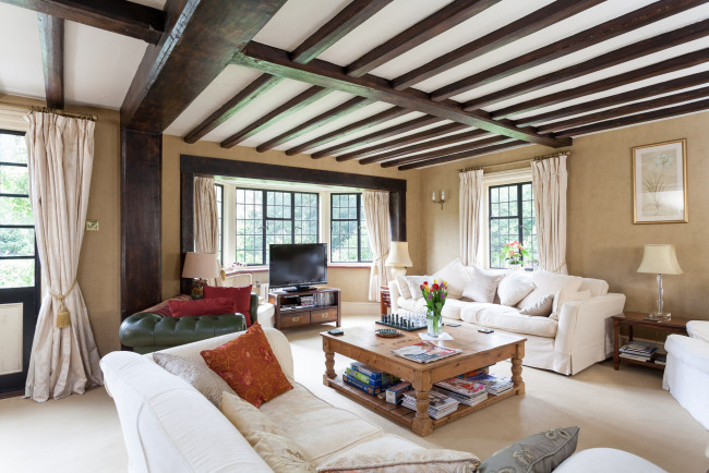 Обои картинки фото интерьер, гостиная, столик, диваны, балки