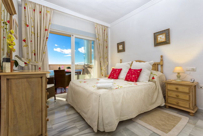 Обои картинки фото интерьер, спальня, кровать, подушки