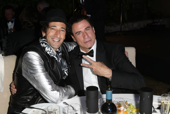 Обои картинки фото разное, знаменитости, актеры, траволта, улыбки, стол, диван, угощение