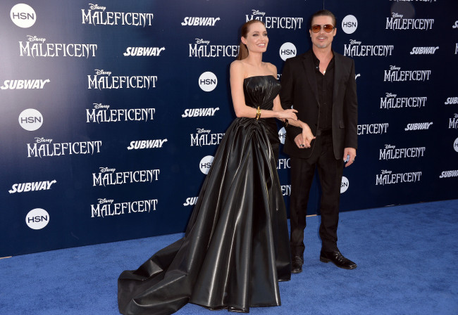 Обои картинки фото разное, знаменитости, angelina, jolie, brad, pitt, пара, звезды, стена, презентация, платье, браслет, костюм, очки