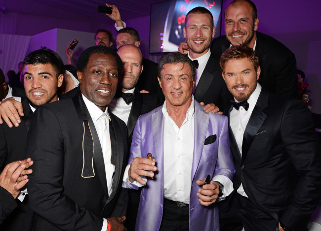 Обои картинки фото разное, знаменитости, expendables, stallone, звезды, актеры, презентация, улыбки, сигара, телефон, телевизор