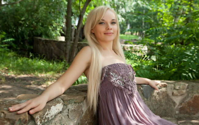 Обои картинки фото взгляд девушки, девушки, -unsort , блондинки, взгляд, любовь, круг, линии, песок, пляж, дерево, улыбка, feeona a