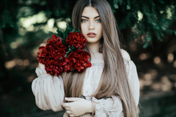 Картинка девушки -unsort+ брюнетки +шатенки платье пионы модель цветы девушка взгляд