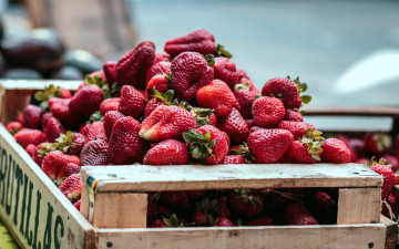 Картинка еда клубника +земляника ящик ягоды много