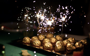 Картинка еда конфеты +шоколад +сладости бенгальские огни праздник