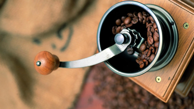 Обои картинки фото еда, кофе,  кофейные зёрна, зерна, кофемолка