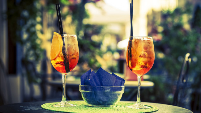 Обои картинки фото еда, напитки,  коктейль, бокалы, коктейли, лед, апельсин