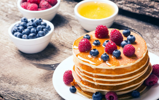 Обои картинки фото еда, блины,  оладьи, мед, черника, малина, ягоды