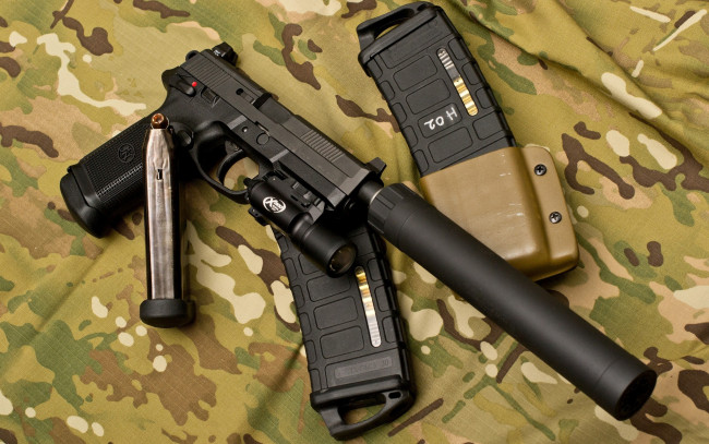 Обои картинки фото оружие, пистолеты с глушителемглушители, глушитель, фонарик, пистолет, камуфляж