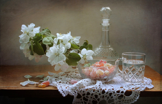 Обои картинки фото еда, натюрморт, вода, груша, конфеты, стакан