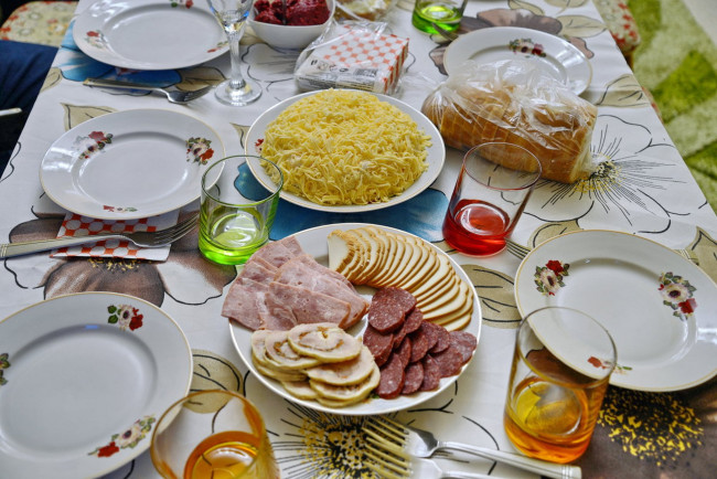 Обои картинки фото еда, разное, колбаса, сыр, ветчина, хлеб