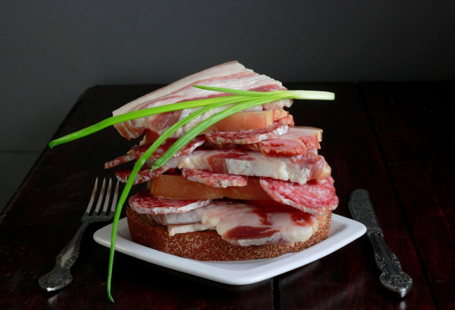 Обои картинки фото еда, бутерброды,  гамбургеры,  канапе, сало, хлеб, фастфуд, гамбургер