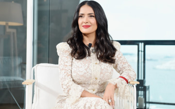 Картинка девушки salma+hayek улыбка окно кресло платье актриса