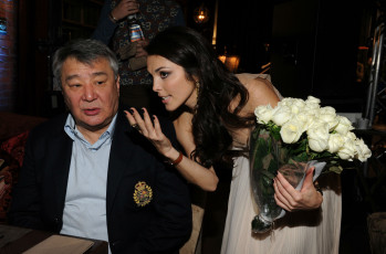 Картинка разное знаменитости сати казанова шатенка певица букет мужчина