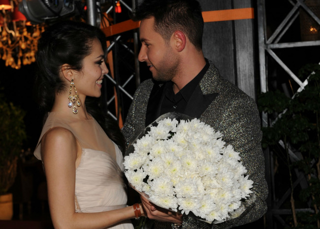 Обои картинки фото разное, знаменитости, сати, казанова, шатенка, певица, букет, мужчина