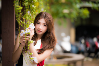 Картинка девушки -+азиатки шатенка цветы