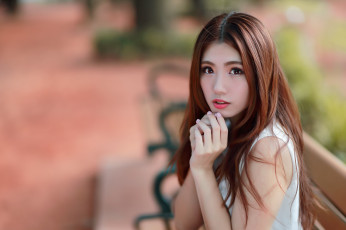 Картинка девушки -+азиатки шатенка скамейка