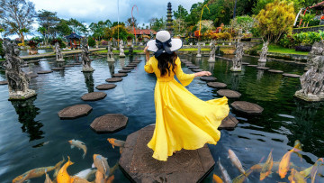 Картинка девушки -+брюнетки +шатенки фонтан карпы брюнетка шляпа желтое платье