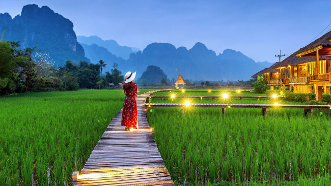 Обои картинки фото девушки, - рыжеволосые и разноцветные, рисовые, поля, домики, шляпа, фонари