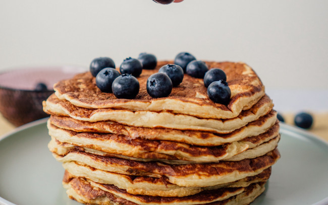 Обои картинки фото еда, блины,  оладьи, черника, ягоды