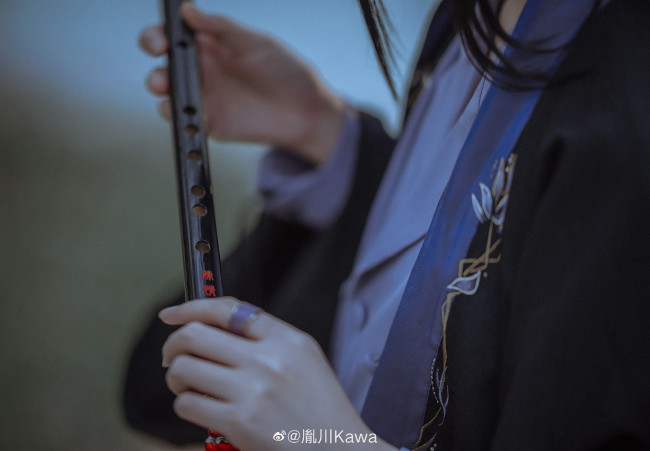 Обои картинки фото разное, руки,  ноги, цзян, чэн, флейта, костюм