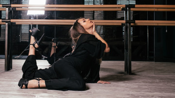 Картинка девушка+-+girl девушки -+брюнетки +шатенки девушка женщина брюнетка темноволосая сексуальная модель звезда позирует разная обувь верхняя стильная одежда нижнее эротическое бельё трусы лифчик колготки чулки аксессуары макияж и множество элементов на фотографии яна великсарова